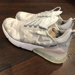 NEW WITH TAGS NIKE AIR MAX 270 SE FLORAL!